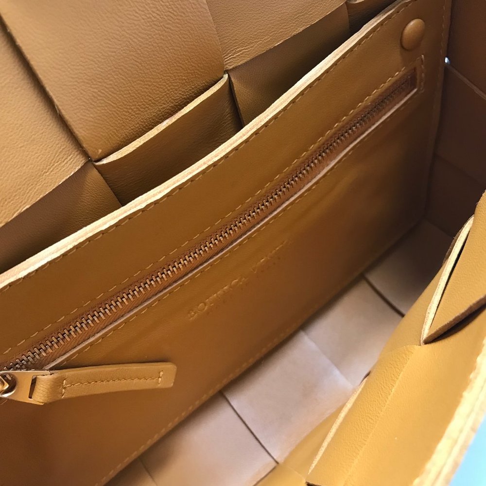 Bottega Veneta Intrecciato Leather Crossbody in Cognac Tan with COA and dustbag - Picture 13 of 15